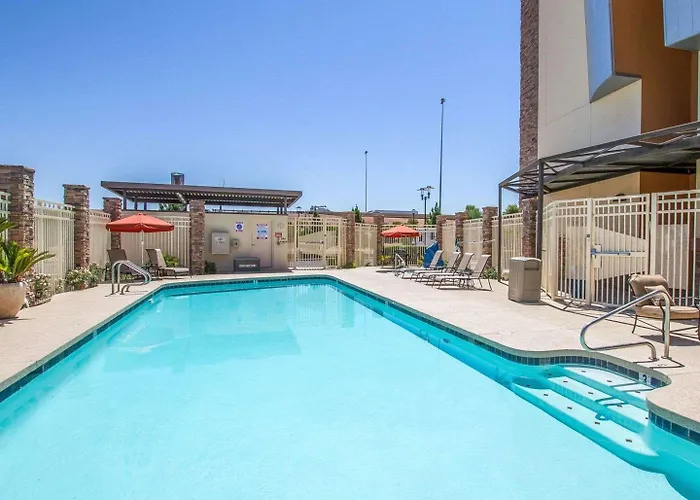 Hotel Comfort - State Farm Stadium Area